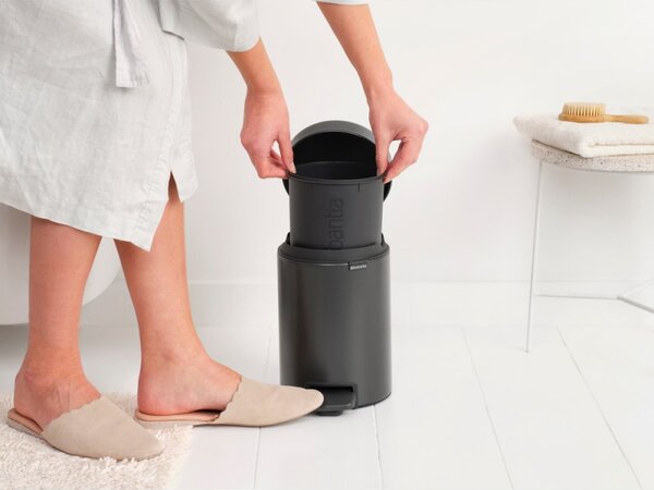 Кош за боклук с педал Brabantia NewIcon 1008834, 3 л, Плавно затваряне, Противоплъзгаща основа, Тъмносив
