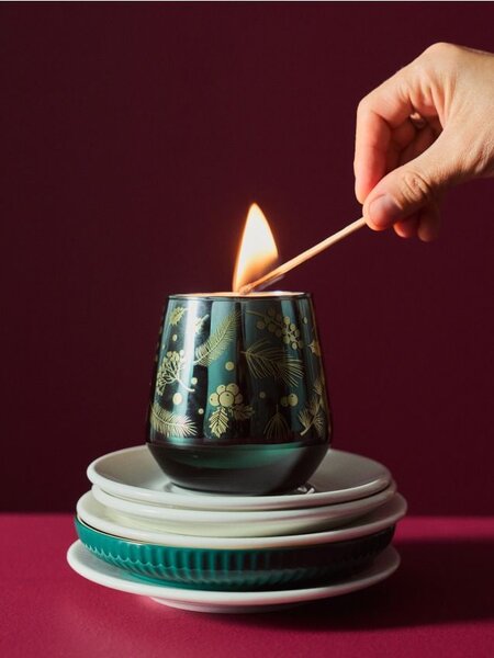 Sinsay - Коледна ароматна свещ в стъкло Warm Fireplace - зeлeн