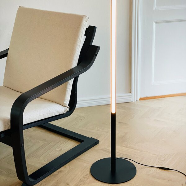 Dyberg Larsen LED стояща лампа Vagner, черна, височина 150 cm, Затъмняване, Черен, Дневна/трапезария, Метал, Дизайн