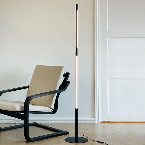 Dyberg Larsen LED стояща лампа Vagner, черна, височина 150 cm, Затъмняване, Черен, Дневна/трапезария, Метал, Дизайн