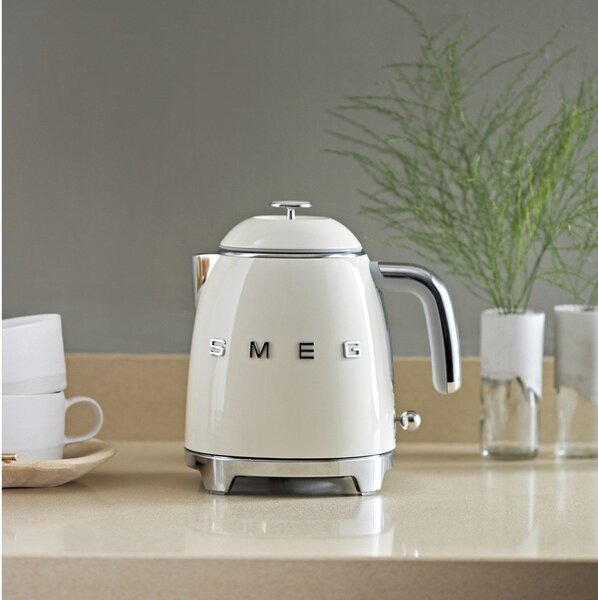Кремава електрическа кана от неръждаема стомана 800 ml Retro Style – SMEG