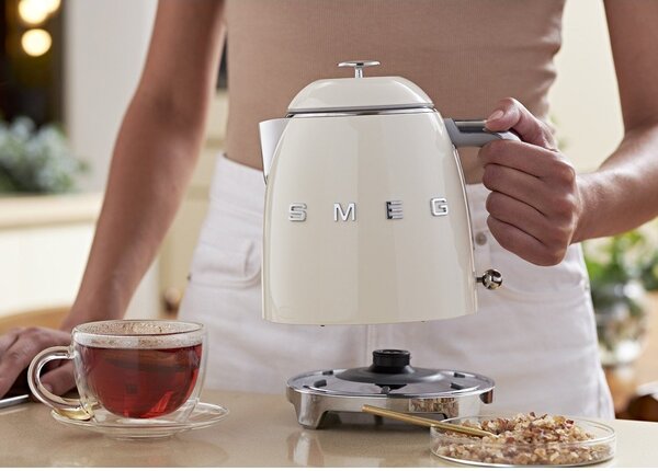 Кремава електрическа кана от неръждаема стомана 800 ml Retro Style – SMEG