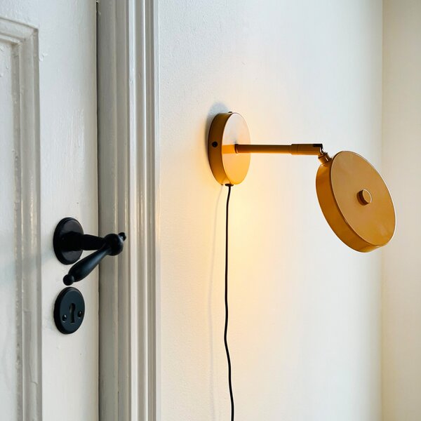 Dyberg Larsen LED стенна лампа Starlight, жълта, Ø 14 cm, дим., Затъмняване, Жълт, Дневна/трапезария, Метал, Дизайн