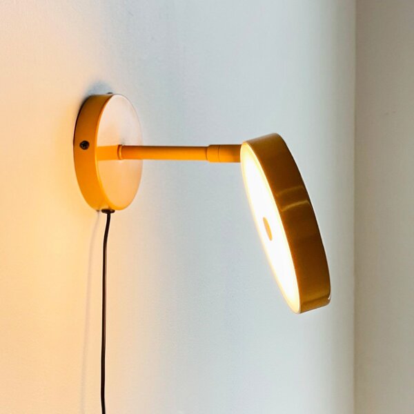 Dyberg Larsen LED стенна лампа Starlight, жълта, Ø 14 cm, дим., Затъмняване, Жълт, Дневна/трапезария, Метал, Дизайн