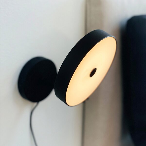 Dyberg Larsen LED стенна лампа Starlight, черна, Ø14 cm, дим., Затъмняване, Черен, Дневна/трапезария, Метал, Дизайн