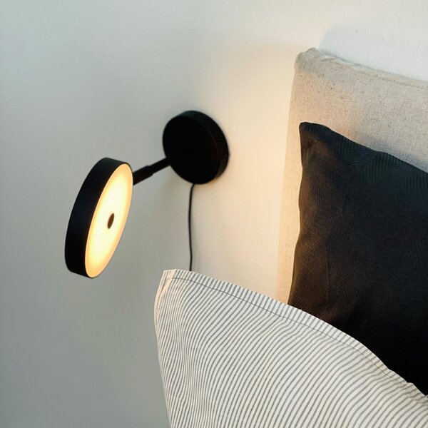Dyberg Larsen LED стенна лампа Starlight, черна, Ø14 cm, дим., Затъмняване, Черен, Дневна/трапезария, Метал, Дизайн