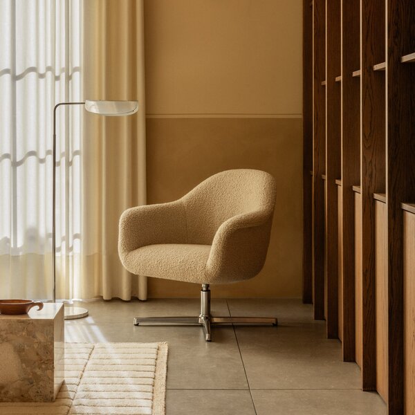 Audo Copenhagen Стойка за осветление Wing, алуминий, височина 113 см, с регулируема, Затъмняване, Металик, Дневна/трапезария, Алуминий, Дизайн