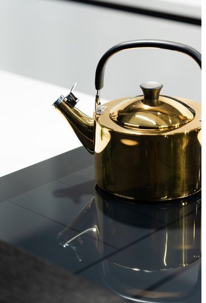 Лъскаво златист чайник от неръждаема стомана 1,5 l Diamante – Vialli Design
