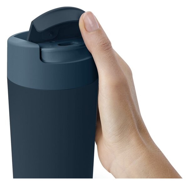 Тъмносиньо-антрацитна чаша за пътуване 450 ml Sipp - Joseph Joseph
