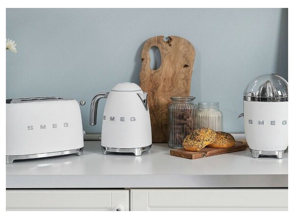 Електрическа кана в матово бял цвят 1,7 l 50's Retro Style – SMEG