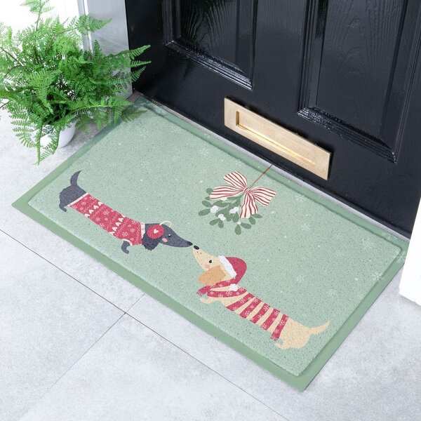 Изтривалка с коледен мотив от рециклирана пластмаса 40x70 cm Christmas Sausage Dogs – Artsy Doormats