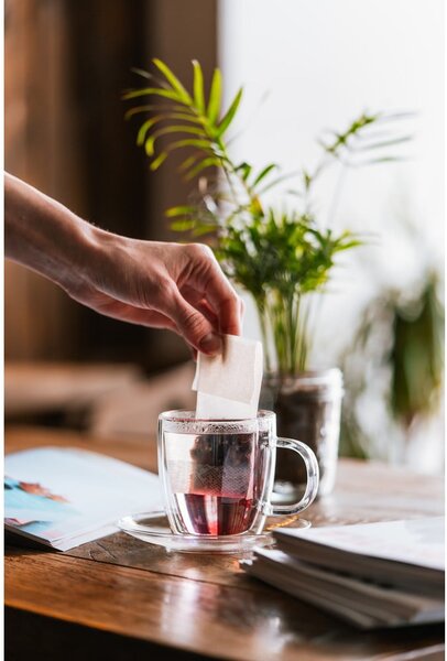 Комплект от 2 стъклени чаши с двойна стена и чинийка, 250 ml Amo - Vialli Design