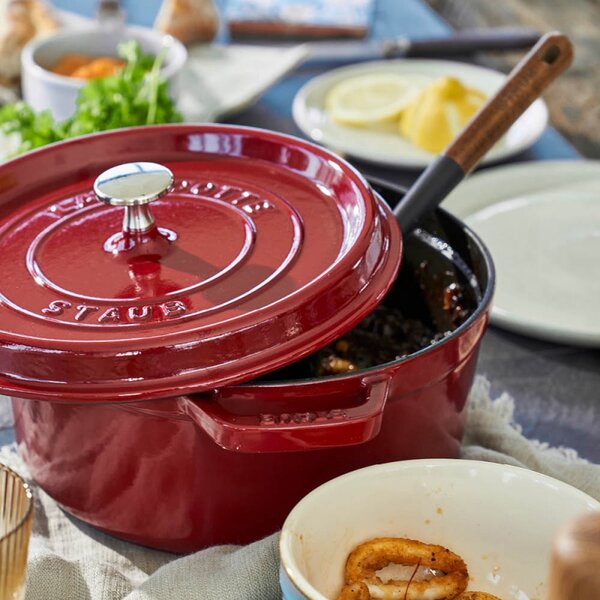 Чугунена тенджера Staub La Cocotte 40502-278-0, 6.7 л, 28 см, -20°C До 260°C, Емайл, Капак с капкова структура, Индукция, Бордо