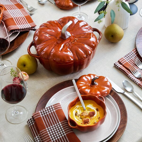 Чугунена тенджера във формата на тиква Staub Pumpkin P687129, 24 см, 3.45 л, Индукция и фурна до 240C, Емайлно покрития, Оранжев