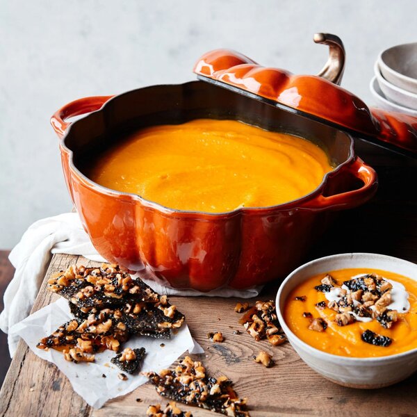 Чугунена тенджера във формата на тиква Staub Pumpkin P687129, 24 см, 3.45 л, Индукция и фурна до 240C, Емайлно покрития, Оранжев