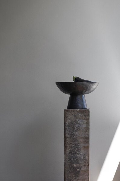 Глинена купа в цвят цлонова кост и черно ø 31,5 cm By Hand – Mette Ditmer Denmark