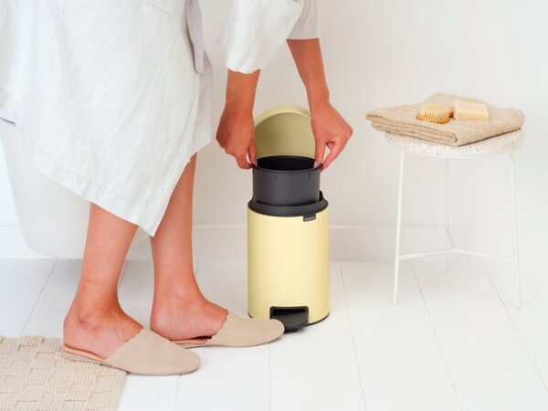 Кош за боклук с педал Brabantia NewIcon 1008836, 3 л, Плавно затваряне, Противоплъзгаща основа, Жълт