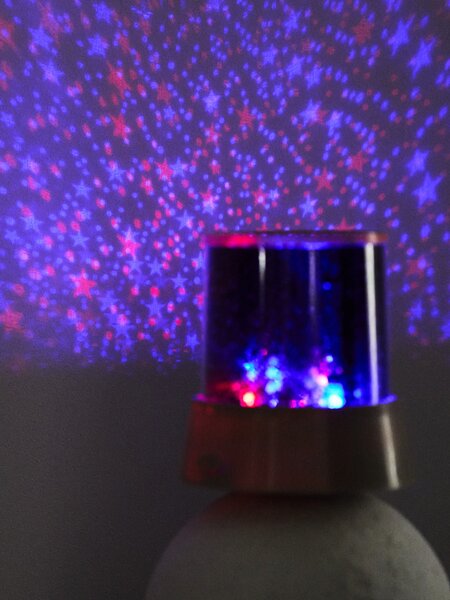 Sinsay - Въртящ се LED RGB проектор на звезди - бежово