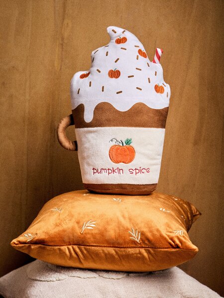Sinsay - Декоративна възглавница във формата на напитка Pumpkin Spice Latte - многоцветен