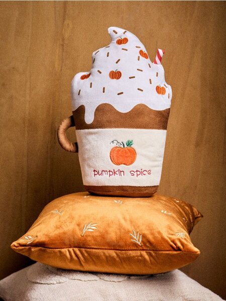 Sinsay - Декоративна възглавница във формата на напитка Pumpkin Spice Latte - многоцветен