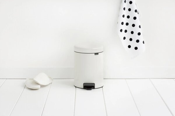 Кош за боклук с педал Brabantia NewIcon 649004, 5 л, Леко затваряне, Противоплъзгаща основа, Бял