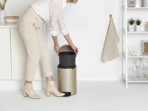 Кош за боклук с педал Brabantia NewIcon 1003201, 12 л, Плавно затваряне, Противоплъзгаща основа, Златен металик