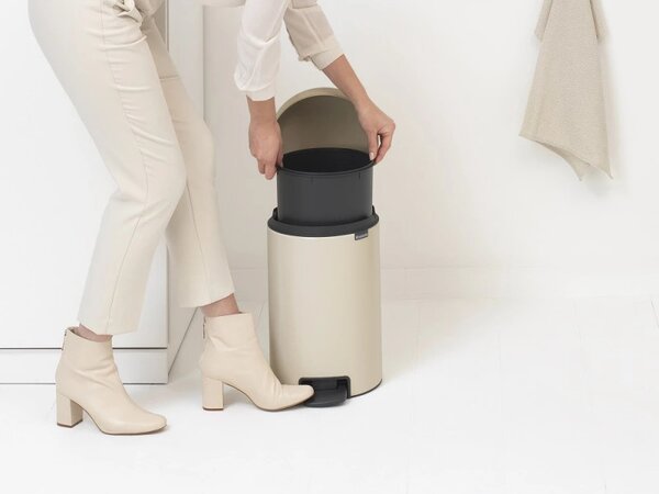 Кош за боклук с педал Brabantia NewIcon 1005531, 12 л, Плавно затваряне, Противоплъзгаща основа, Бежов