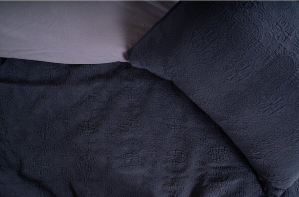 Тъмносив комплект шалте и калъфка за възглавница от жакард 180x240 cm Jacquard – Mila Home Luxury