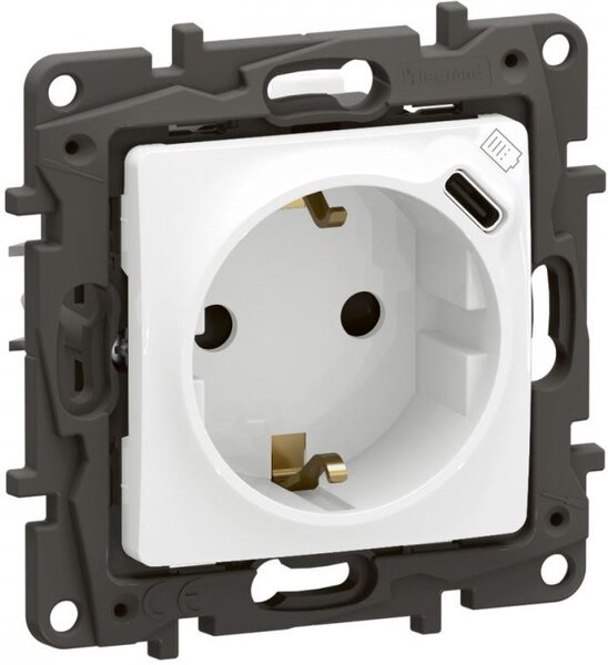 Legrand Контакт ШУКО 16A с детска защита и USB тип C 1.5A 7.5W цвят Бял Niloe New NP3312WH