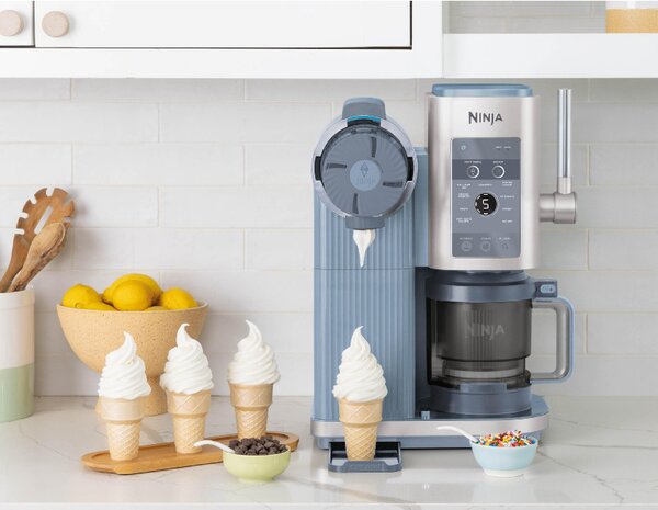 Машина за сладолед 13-в-1 Ninja CREAMi Scoop & Swirl™ NC702EU, 800W, 13 програми, 3-степенен лост за фунийки, CreamiFit, Creamify, 2 купички 473 мл, Персонализация, Син/Сив