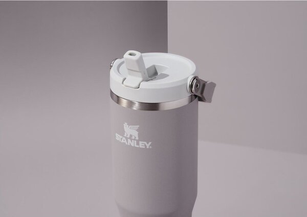 Светлосив термос от неръждаема стомана 600 ml IceFlow™ Flip Straw 2.0 Tumbler Ash – Stanley
