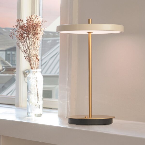 UMAGE LED акумулаторна настолна лампа Asteria Move перлено бяло/месинг 31cm, Затъмняване, Злато / месинг, Дневна/трапезария, Метал, Дизайн